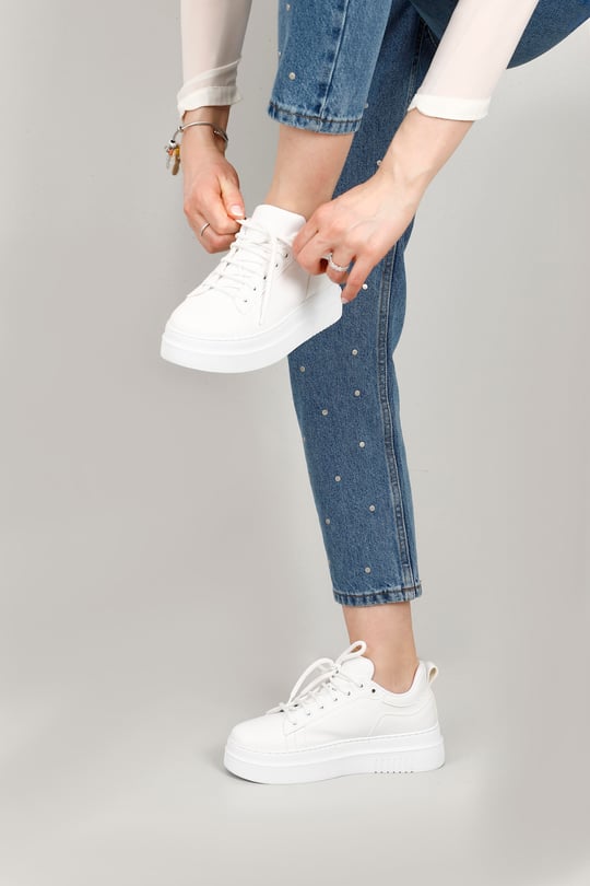 Beyaz Gön Yuvarlak Burun Dolgu Taban Bağcıklı Kadın Sneaker 35553