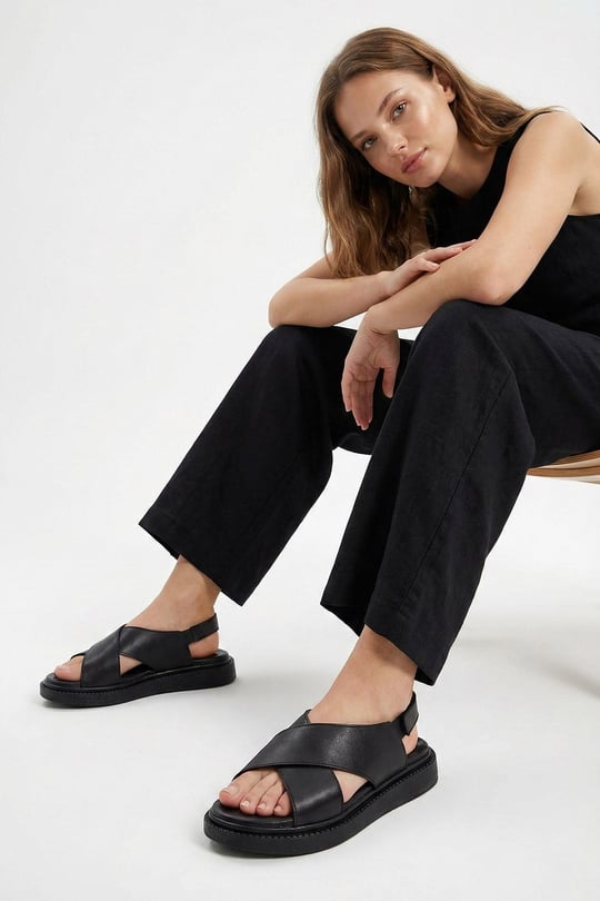 Kadın Siyah Çapraz Bantlı Dolgu Taban Hakiki Deri Comfort Sandalet
