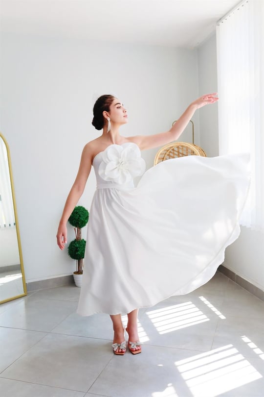 TheElsa | Kişiye Özel Üretim Abiye Elbise | Bella Beyaz Çiçek Tasarımlı  Kuyruklu Midiboy Saten Abiye Elbise