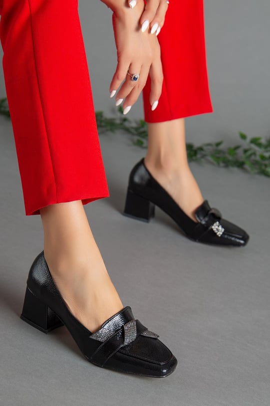Rugan Taş Detaylı Küt Burun Siyah Kadın Topuklu Ayakkabı