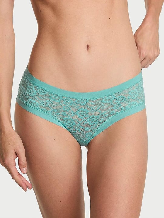 Talabaning chiroyli külotlari bor