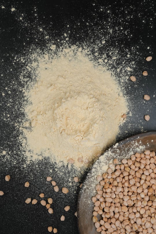 Katta kokrakli oriq ayolning fotosurati