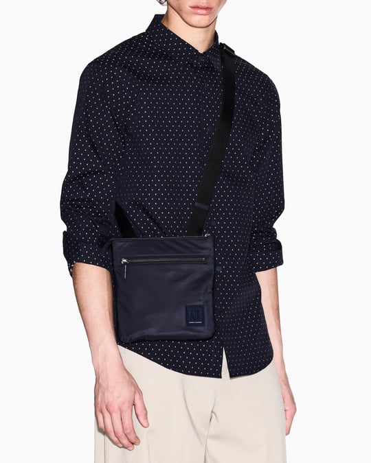 ARMANI EXCHANGE Armani Exchange Erkek Ayarlanabilir Askı Fermuar Kapama Spor Geniş Kullanım Lacivert Omuz Çantası XM000105 AF15129-UB101