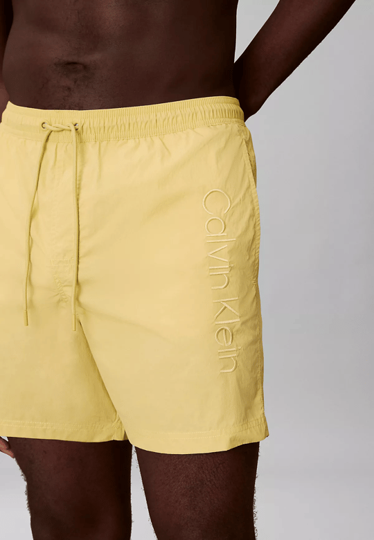 Calvin Klein Calvin Klein Erkek Beli Lastikli ve İp Bağlamalı Logo Detaylı Normal Kesim Sarı Deniz Şortu LV00N61029-8Y7