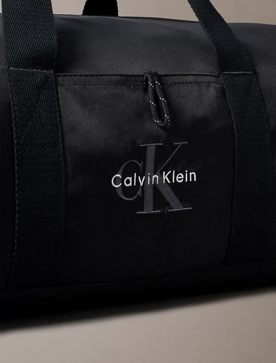 Calvin Klein Calvin Klein Erkek Çıkarılabilir Uzun Askılı Fermuarlı CK Logolu Siyah Omuz Çantası LV04D3115G-UB1