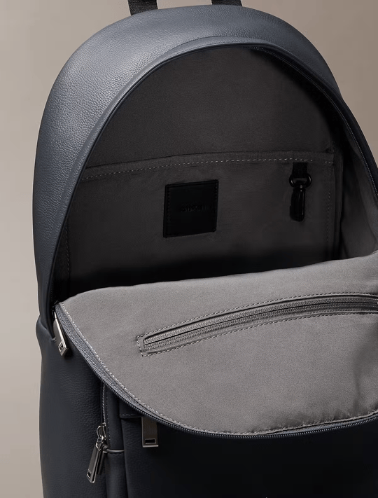 Calvin Klein Calvin Klein Erkek Fermuar Kapama Küçük Bölme CK Yazı Desen Deri Metal Logo Gri Sırt Çantası LV04D3155G-PCX