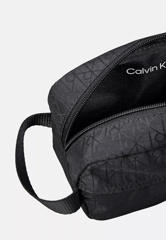 Calvin Klein Calvin Klein Erkek Monogram CK Logolu Fermuarlı Siyah Omuz Çantası LV04D1190G-UB1
