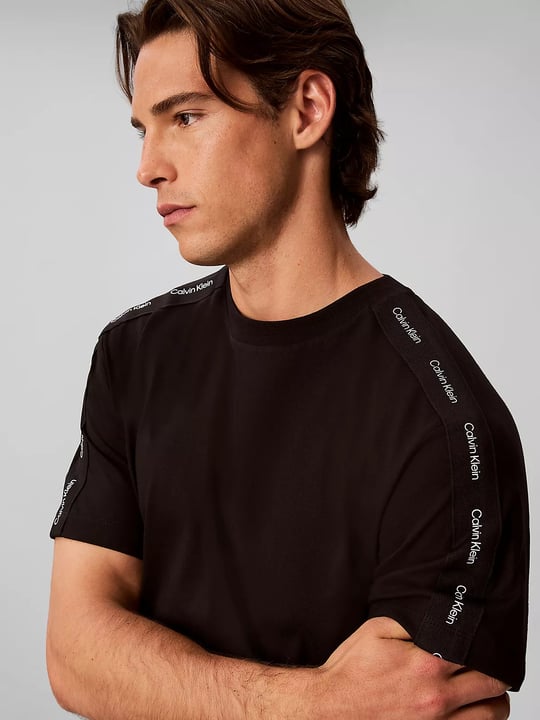 Calvin Klein Calvin Klein Erkek Regular Fit Yuvarlak Yakalı Omuzları Şerit Çizgili Kısa Kollu Siyah T-Shirt LV04RH201G-UB1