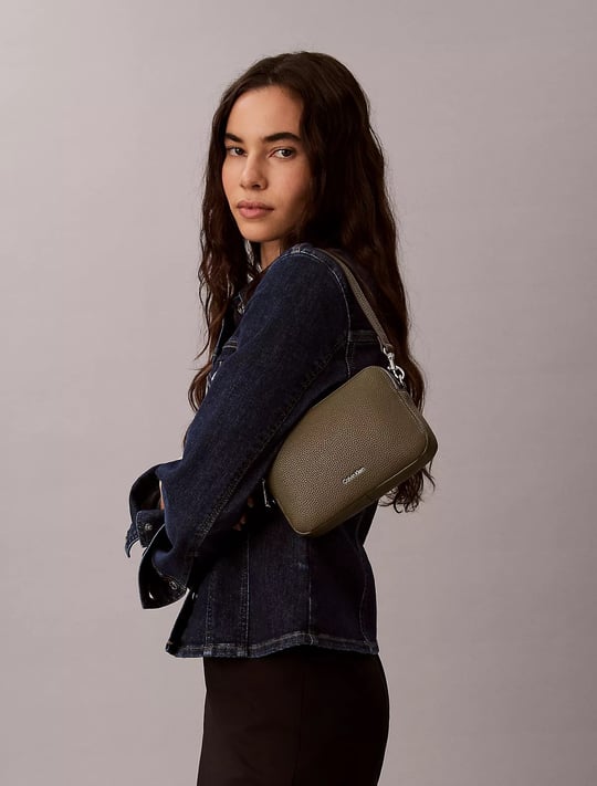 Calvin Klein Calvin Klein Kadın Askı Ayarlanabilir Calvin Klein Yazılı Fermuar Kapama Deri Yeşil Çanta LV04F3656G-LI1