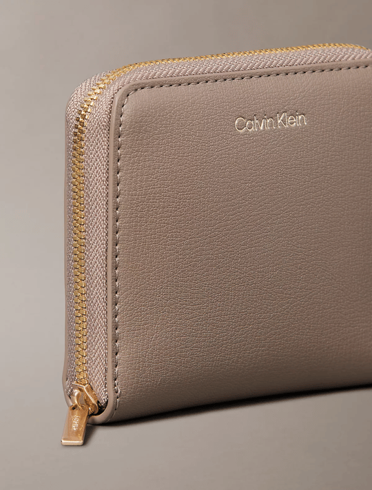 Calvin Klein Calvin Klein Kadın Bozuk Para Bölmeli Metalik Logo Kabartmalı Fermuarlı Deri Kahverengi Cüzdan LV04F1120G-VFU