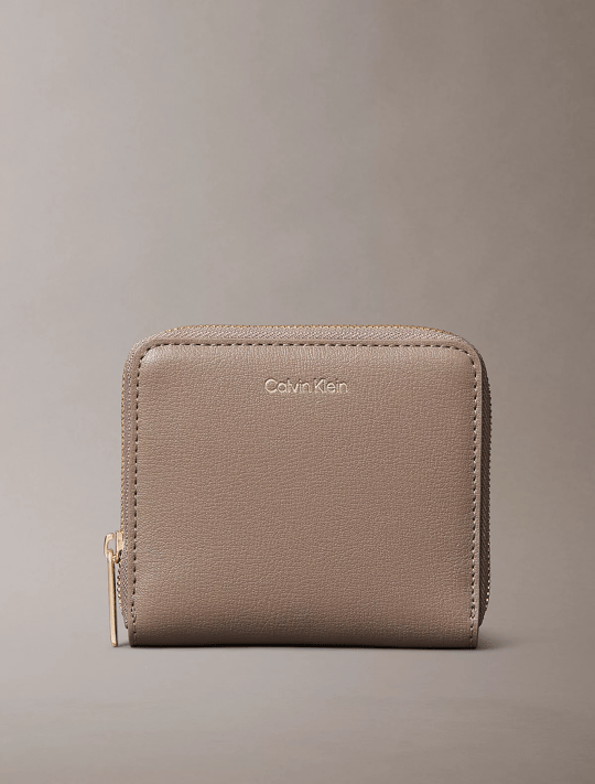 Calvin Klein Calvin Klein Kadın Bozuk Para Bölmeli Metalik Logo Kabartmalı Fermuarlı Deri Kahverengi Cüzdan LV04F1120G-VFU