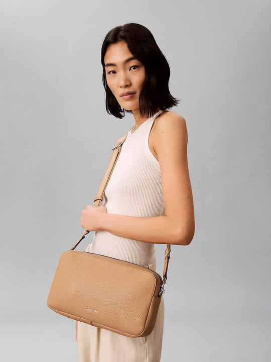 Calvin Klein Calvin Klein Kadın Çıkarılabilir Askılı Fermuarlı Logo Detaylı Kahverengi Çanta LV04F3642G-RAJ