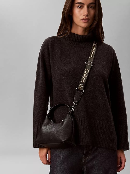 Calvin Klein Calvin Klein Kadın CK Logolu Çapraz Omuz Askılı Deri Fermuar Kapamalı Siyah Çanta LV04F3892G-UB1