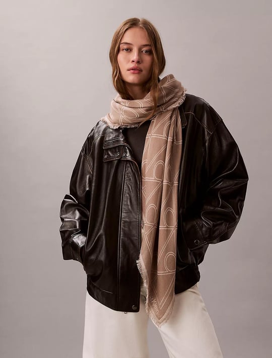 Calvin Klein Calvin Klein Kadın CK Logo Desenli Yumuşak ve Pürüzsüz Kumaşlı Kahverengi Şal & Eşarp & Fular LV04F8077G-VFU