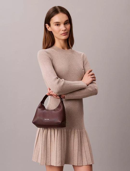 Calvin Klein Calvin Klein Kadın CK Logolu Çapraz Omuz Askılı Deri Fermuar Kapamalı Kırmızı Çanta LV04F3892G-BAP