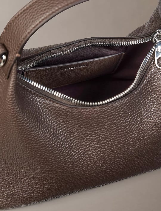 Calvin Klein Calvin Klein Kadın CK Logolu Çapraz Omuz Askılı Deri Fermuar Kapamalı Kahverengi Çanta LV04F3892G-BAL