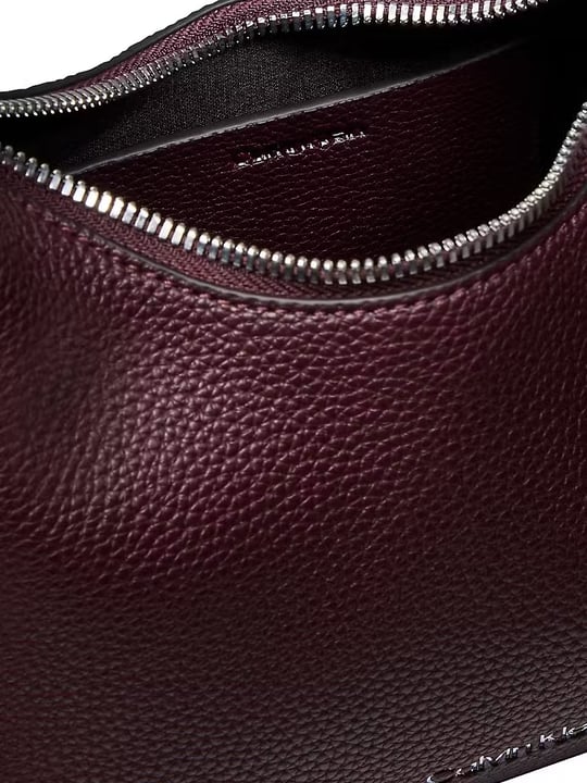 Calvin Klein Calvin Klein Kadın CK Logolu Çapraz Omuz Askılı Deri Fermuar Kapamalı Kırmızı Çanta LV04F3892G-BAP