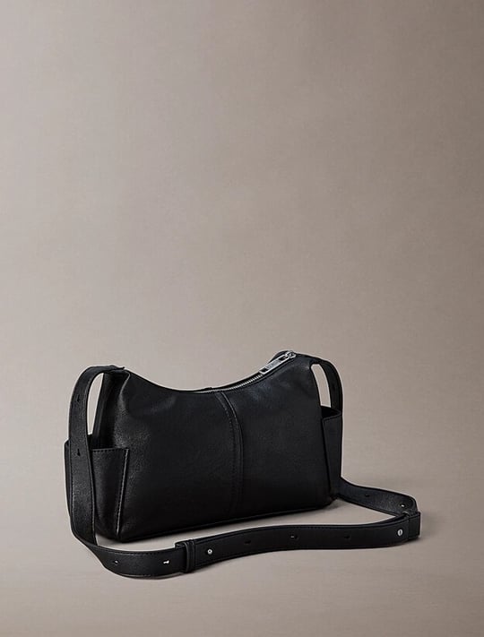 Calvin Klein Calvin Klein Kadın Fermuarlı İç Cepli Ayarlanabilir Omuz Askılı Kabartma Monologolu Siyah Çanta LV04F3687G-UB1