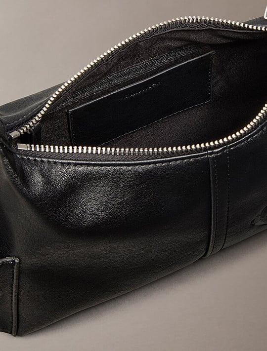 Calvin Klein Calvin Klein Kadın Fermuarlı İç Cepli Ayarlanabilir Omuz Askılı Kabartma Monologolu Siyah Çanta LV04F3687G-UB1