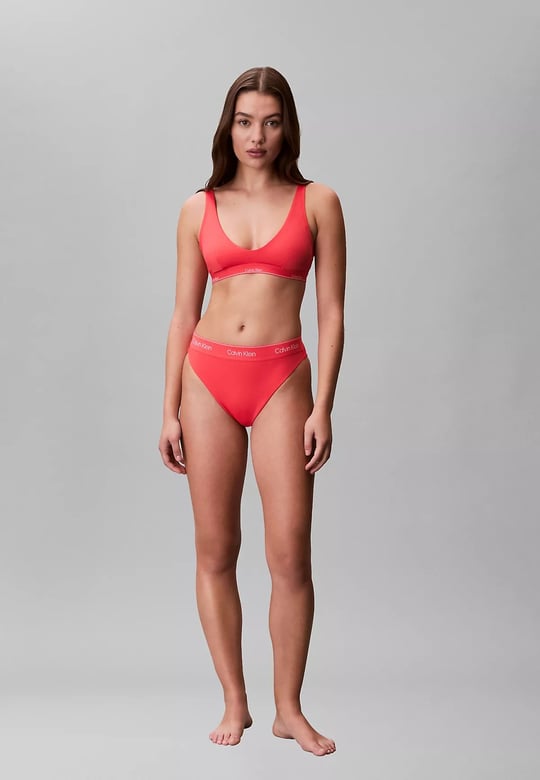 Calvin Klein Calvin Klein Kadın Kalın Askı CK Yazı Desenler Slim fit Süngerli Pembe Bikini Üstü LV00Q61207-XKP