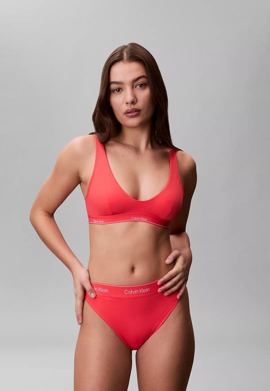 Calvin Klein Calvin Klein Kadın Kalın Askı CK Yazı Desenler Slim fit Süngerli Pembe Bikini Üstü LV00Q61207-XKP