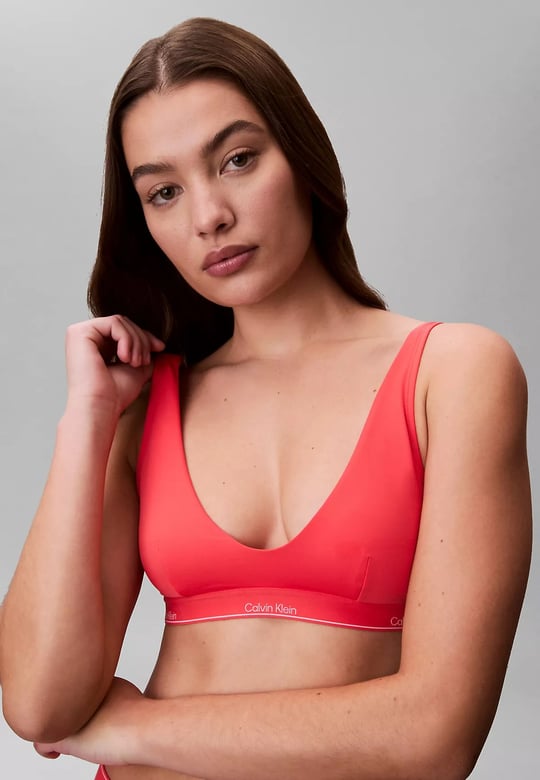 Calvin Klein Calvin Klein Kadın Kalın Askı CK Yazı Desenler Slim fit Süngerli Pembe Bikini Üstü LV00Q61207-XKP