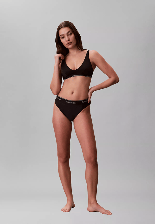 Calvin Klein Calvin Klein Kadın Kalın Askı CK Yazı Desenler Slim fit Süngerli Siyah Bikini Üstü LV00Q61207-UB1