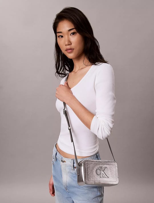 Calvin Klein Calvin Klein Kadın Metalik Suni Deri Monogram Logolu Ayarlanabilir Çapraz Askılı Fermuarlı Gümüş Çanta LV04F3896G-3JH
