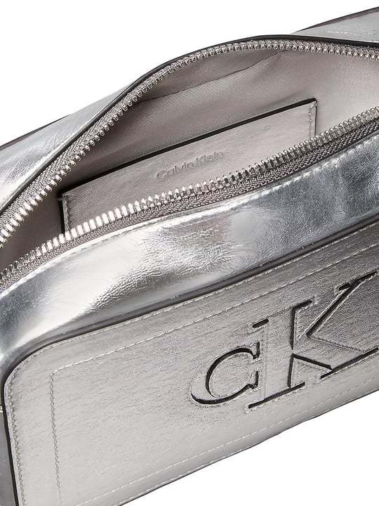 Calvin Klein Calvin Klein Kadın Metalik Suni Deri Monogram Logolu Ayarlanabilir Çapraz Askılı Fermuarlı Gümüş Çanta LV04F3896G-3JH