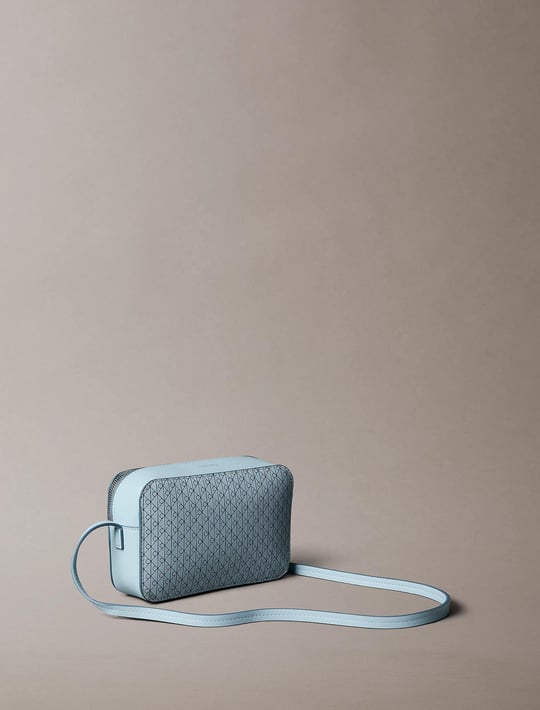 Calvin Klein Calvin Klein Kadın Monogram Logolu Ayarlanabilir Sabit Omuz Askılı Mavi Omuz Çantası LV04F3268G-2XE