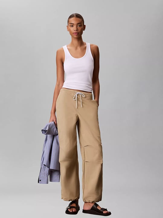 Calvin Klein Calvin Klein Kadın Normal Kalıp Beli İp Bağlamalı Dizlerinde Toplanma Detaylı Bej Pantolon LV047G636G-PBE