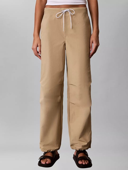 Calvin Klein Calvin Klein Kadın Normal Kalıp Beli İp Bağlamalı Dizlerinde Toplanma Detaylı Bej Pantolon LV047G636G-PBE
