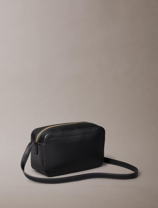 Calvin Klein Calvin Klein Kadın Parlak CK Logolu Fermuarlı Ayarlanabilir Omuz Askılı Siyah Omuz Çantası LV04F3220G-UB1