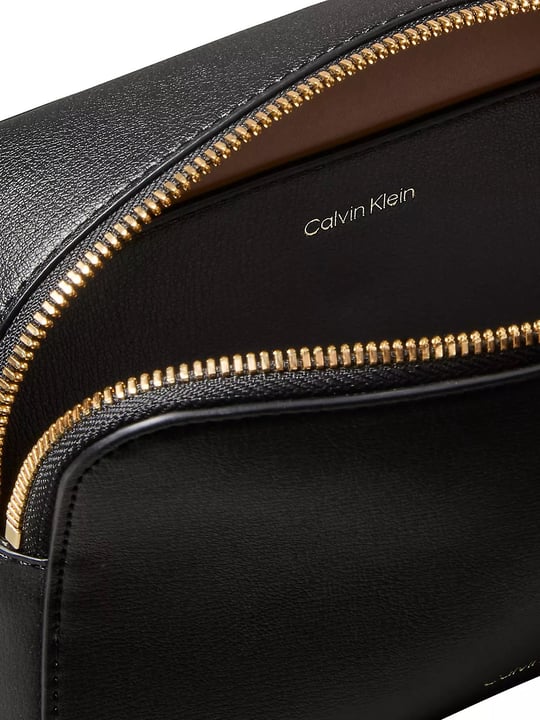 Calvin Klein Calvin Klein Kadın Parlak Deri Fermuar Kapama Ayarlanabilir Askı CK Yazı Desen Siyah1 Çanta LV04F3276G-UB1