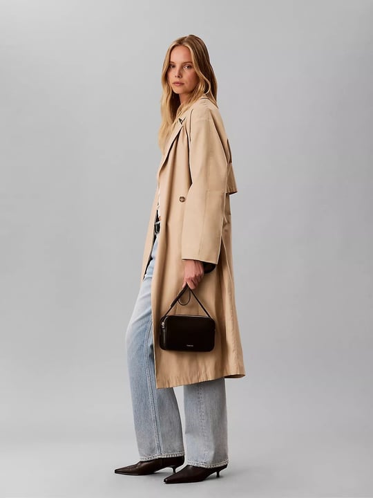 Calvin Klein Calvin Klein Kadın Parlak Deri Fermuar Kapama Ayarlanabilir Askı CK Yazı Desen Siyah1 Çanta LV04F3276G-UB1
