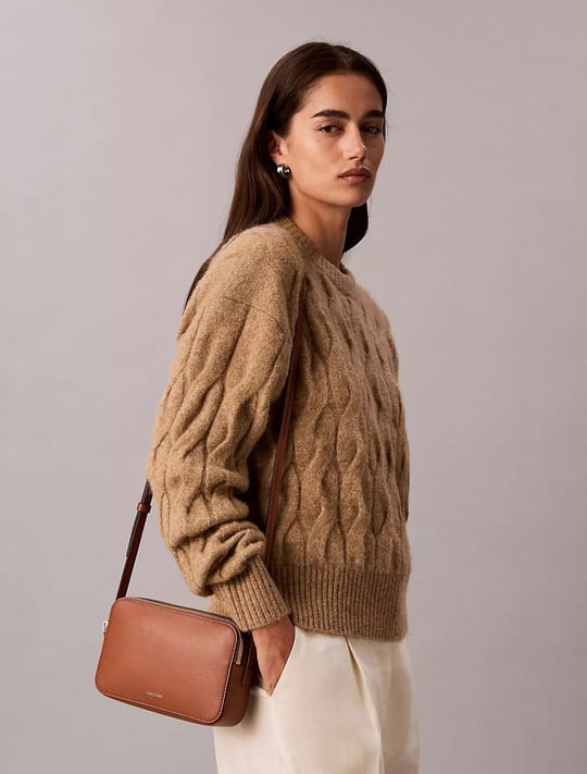 Calvin Klein Calvin Klein Kadın Parlak Deri Fermuar Kapama Ayarlanabilir Askı CK Yazı Desen Taba Çanta LV04F3276G-VG4