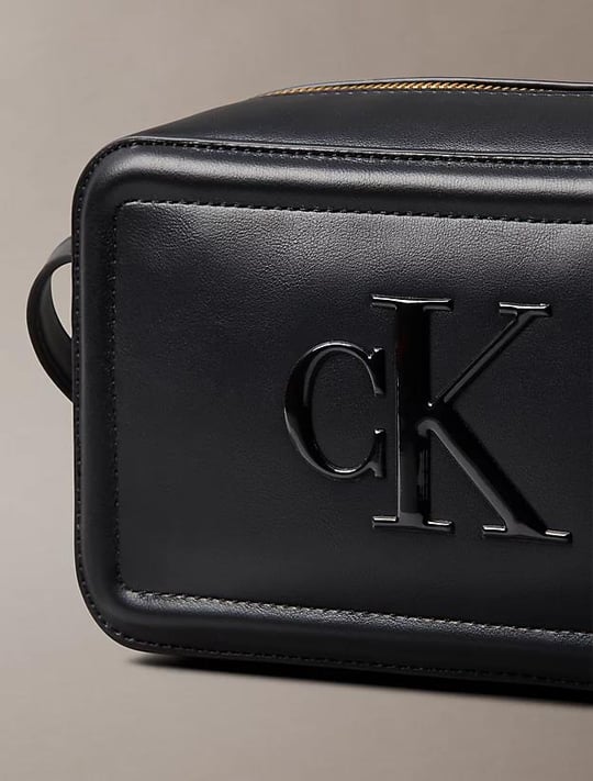 Calvin Klein Calvin Klein Kadın Parlak CK Logolu Fermuarlı Ayarlanabilir Omuz Askılı Siyah Omuz Çantası LV04F3220G-UB1