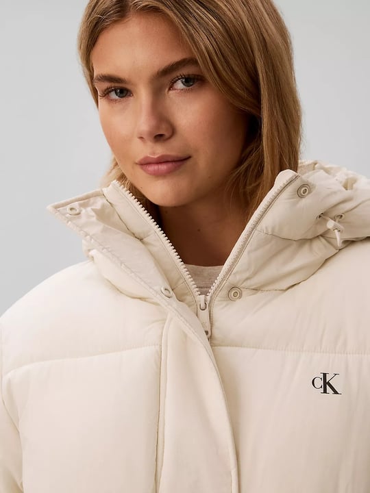 Calvin Klein Calvin Klein Kadın Regular Fit Su ve Rüzgar İtici Kapüşonlu Çıkarılabilir Logo Kemerli Şişme Ekru Mont LV047D507G-67U
