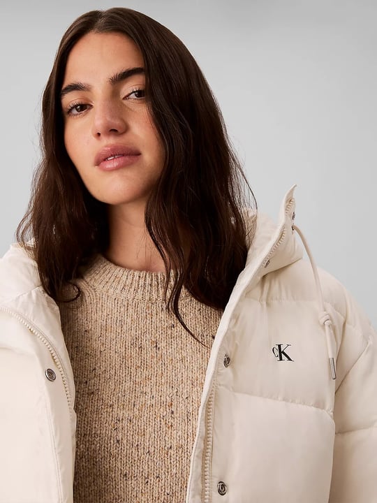 Calvin Klein Calvin Klein Kadın Relaxed Fit Uzun Kesim Su İtici Parlak Naylon Kapüşonlu Şişme Ekru Mont LV047H512G-67U