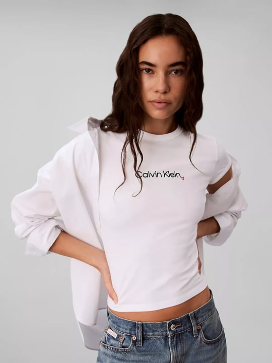 Calvin Klein Calvin Klein Kadın Slim Fit Esnek Pamuklu Yuvarlak Yaka Simli Kalp Logo Baskılı Beyaz T-Shirt LV047H835G-YAF