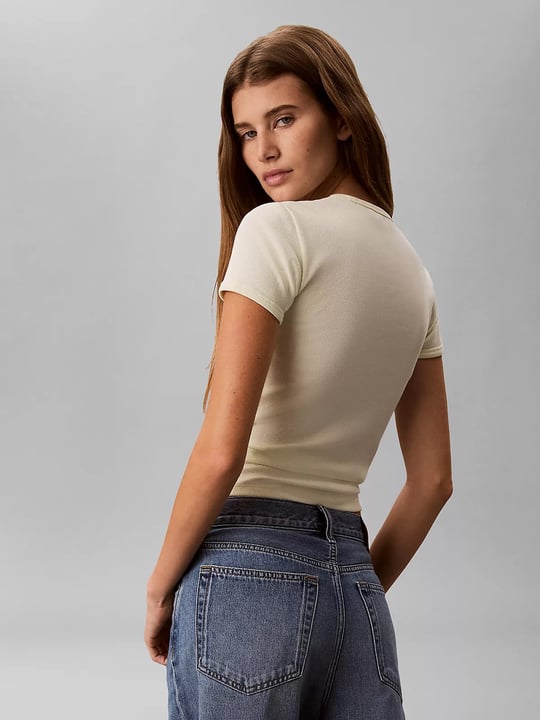Calvin Klein Calvin Klein Kadın Slim Fit Yuvarlak Yakalı Logo Detaylı Kısa Kollu Bej T-Shirt LV047G816G-486