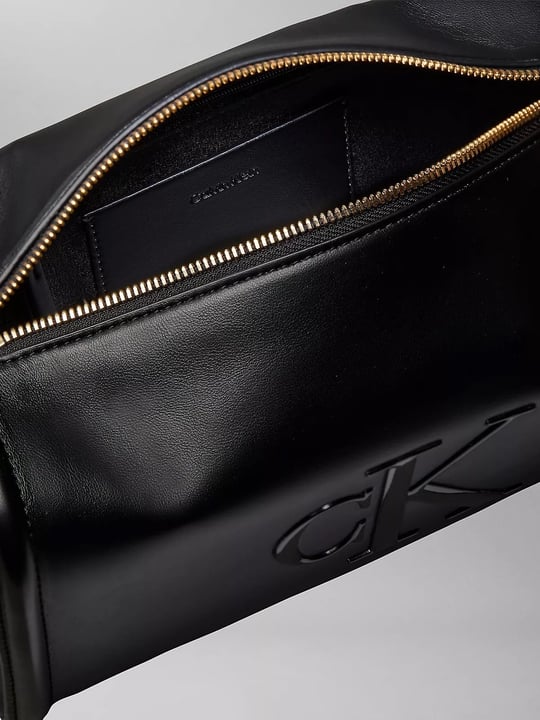 Calvin Klein Calvin Klein Kadın Yumuşak Formlu CK Logolu Ayarlanabilir Omuz Askılı Siyah Çanta LV04F3894G-UB1