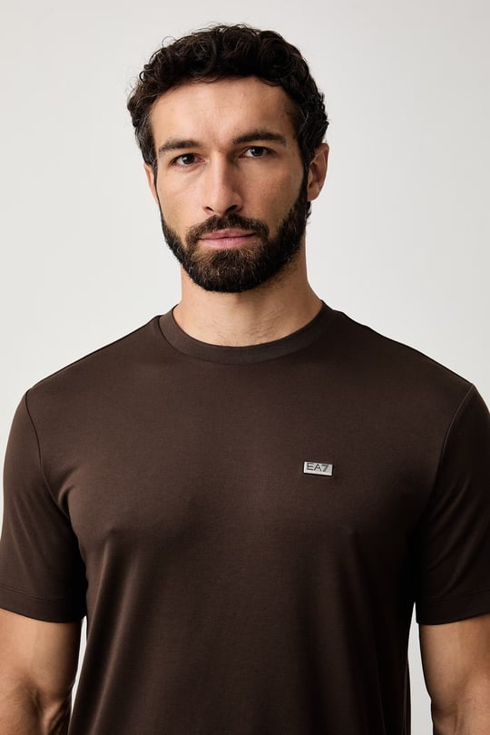 EA7 Ea7 Erkek Normal Kalıp Yumuşak Dokuma Kumaşlı Plaka Logolu Kısa Kollu Kahverengi T-Shirt 7M002096 AF13862-U6027