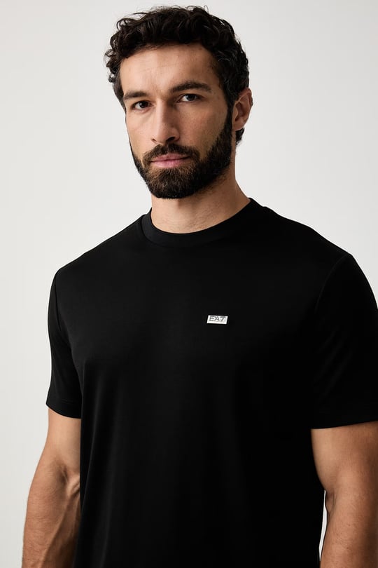 EA7 Ea7 Erkek Normal Kalıp Yumuşak Dokuma Kumaşlı Plaka Logolu Kısa Kollu Siyah T-Shirt 7M002096 AF13862-UC001