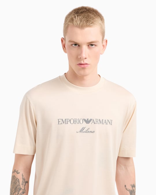 EMPORIO ARMANI Emporıo Armani Erkek Normal Kesim Yuvarlak Yaka Pamuklu Milano Baskılı Kısa Kollu Bej T-Shirt EM001033 AF10017-M1052