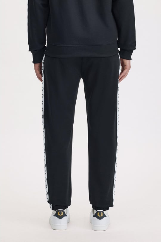 Fred Perry Fred Perry Erkek Dar Kalıp Yanları Logo Bantlı Paçası Lastikli Pamuklu Pike Kumaş Siyah Pantolon T5510-102