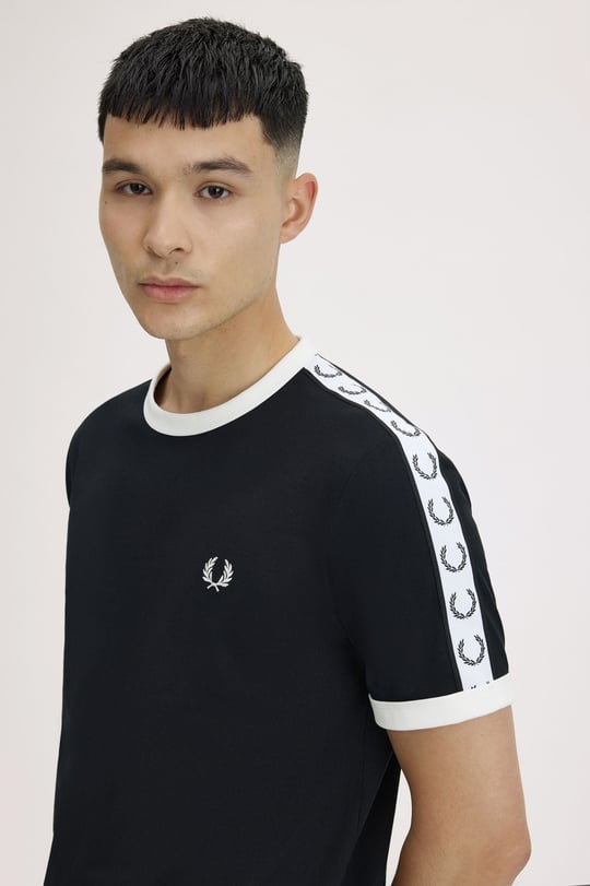 Fred Perry Fred Perry Erkek Regular Fit %100 Pamuklu Omuzdan Uzanan Logo Şeritli Yuvarlak Yaka Kısa Kollu Siyah T-Shirt M4620-102