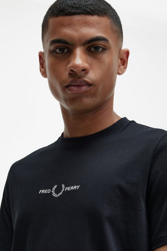 Fred Perry Fred Perry Erkek Regular Fit Yivli Yuvarlak Yaka Gögüs Ortası İşlemeli Kısa Kollu Siyah T-Shirt M4580-102