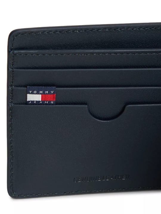 Tommy Hilfiger Tommy Hilfiger Erkek Hakiki Deri Pürüzsüz Yüzey Logo Plakalı Banknot ve Kart Bölmeli Katlanır Lacivert Cüzdan AM0AM14630-C1G