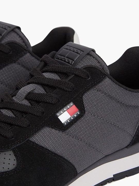 Tommy Hilfiger Tommy Hilfiger Erkek Süet Yüzey Karma Dokulu Delikli Panelli Logolu EVA Tabanlı Siyah Sneaker EM0EM01774-0GP